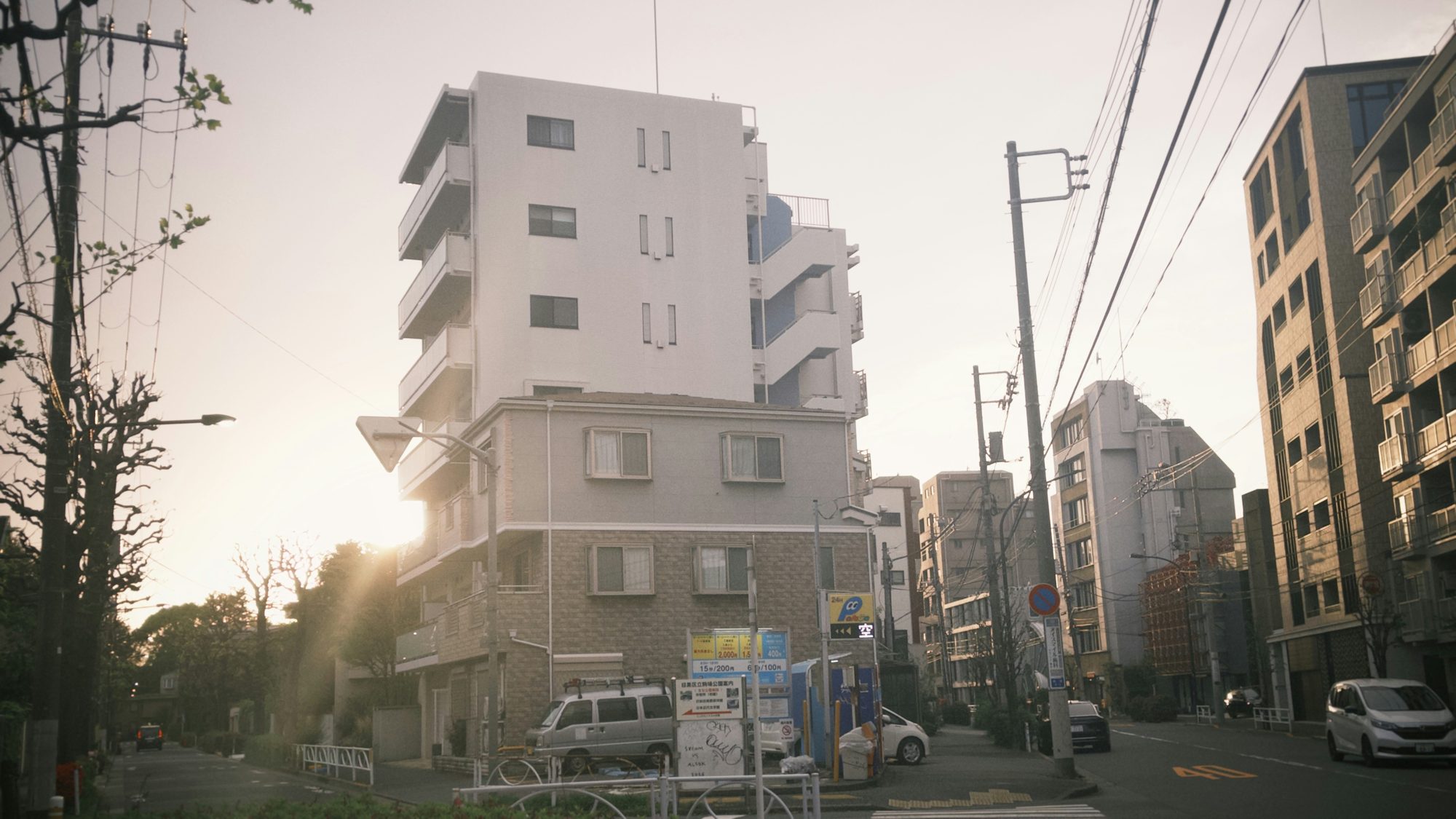 夕方の光に包まれた住宅街とマンション